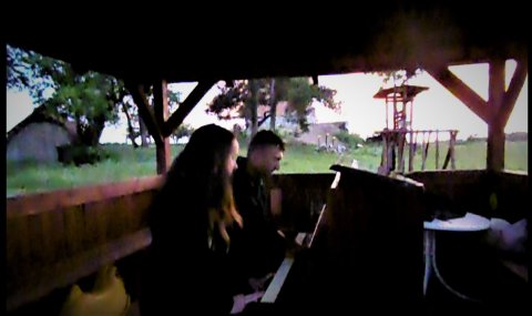 Piáno na cestách, hledání harmonie
